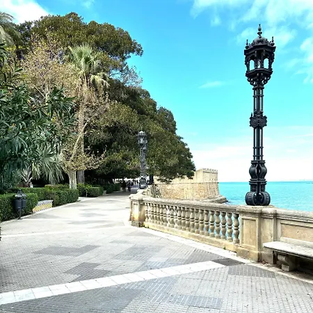 Luminoso En El Centro De * Καντίζ