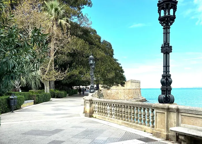 Luminoso En El Centro De * Cádiz